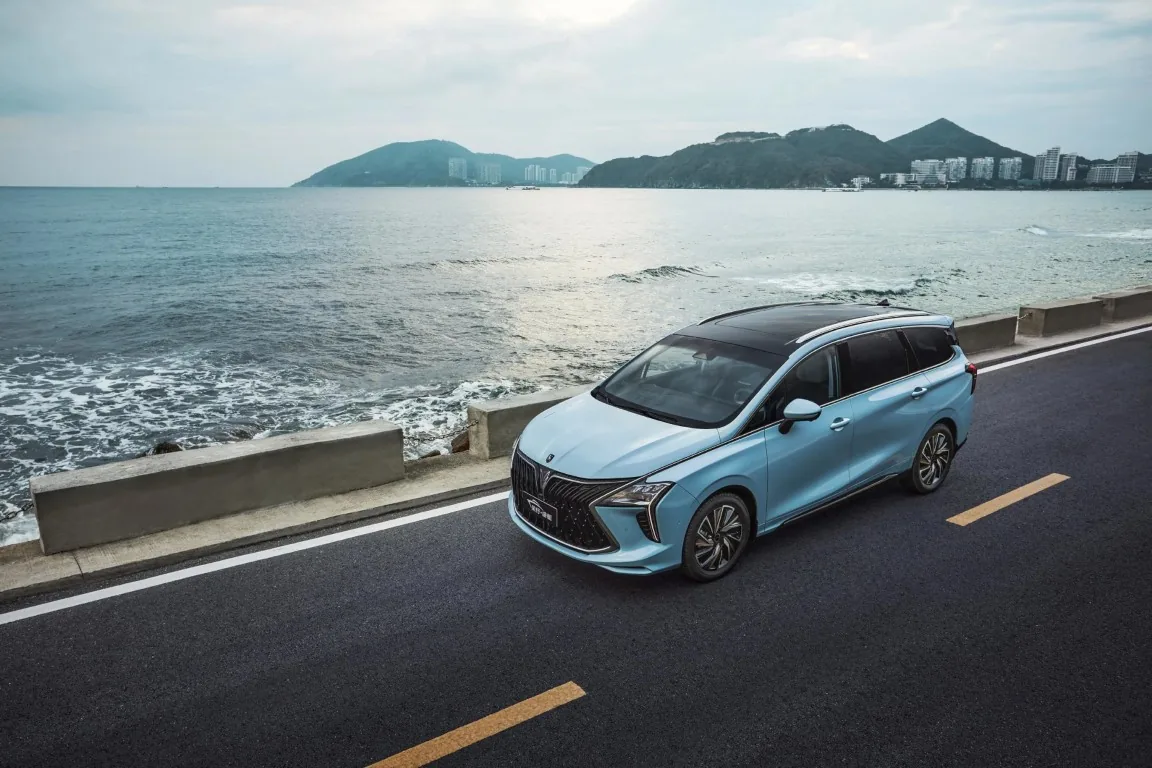 Forthing M4 PHEV в ментово зелено, крайбрежен път