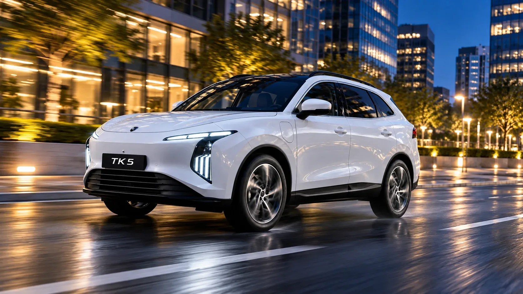 Forthing TK5 PHEV в бяло, в движение през града нощем