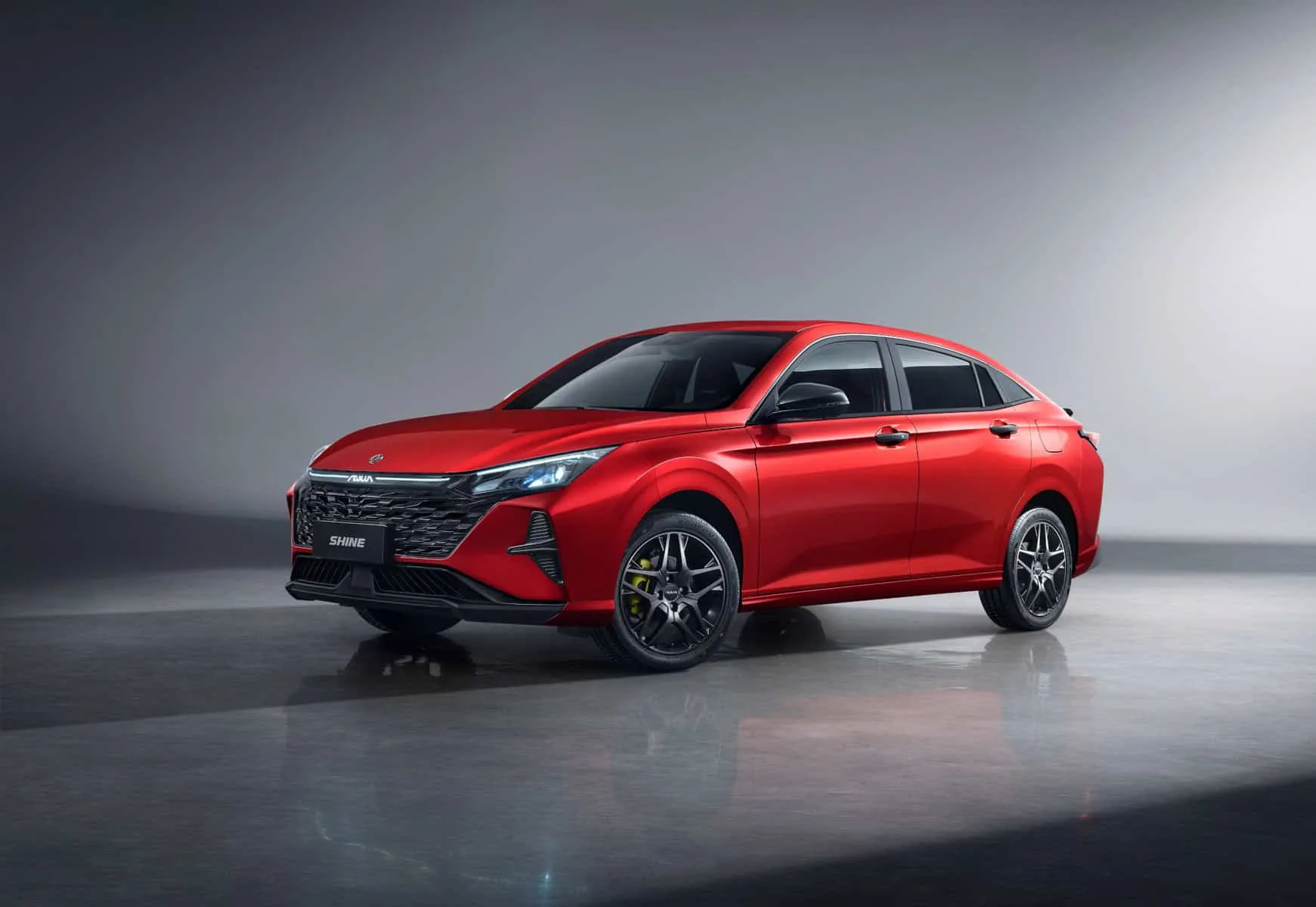 Dongfeng Shine в червено, изглед три четвърти отпред в студио