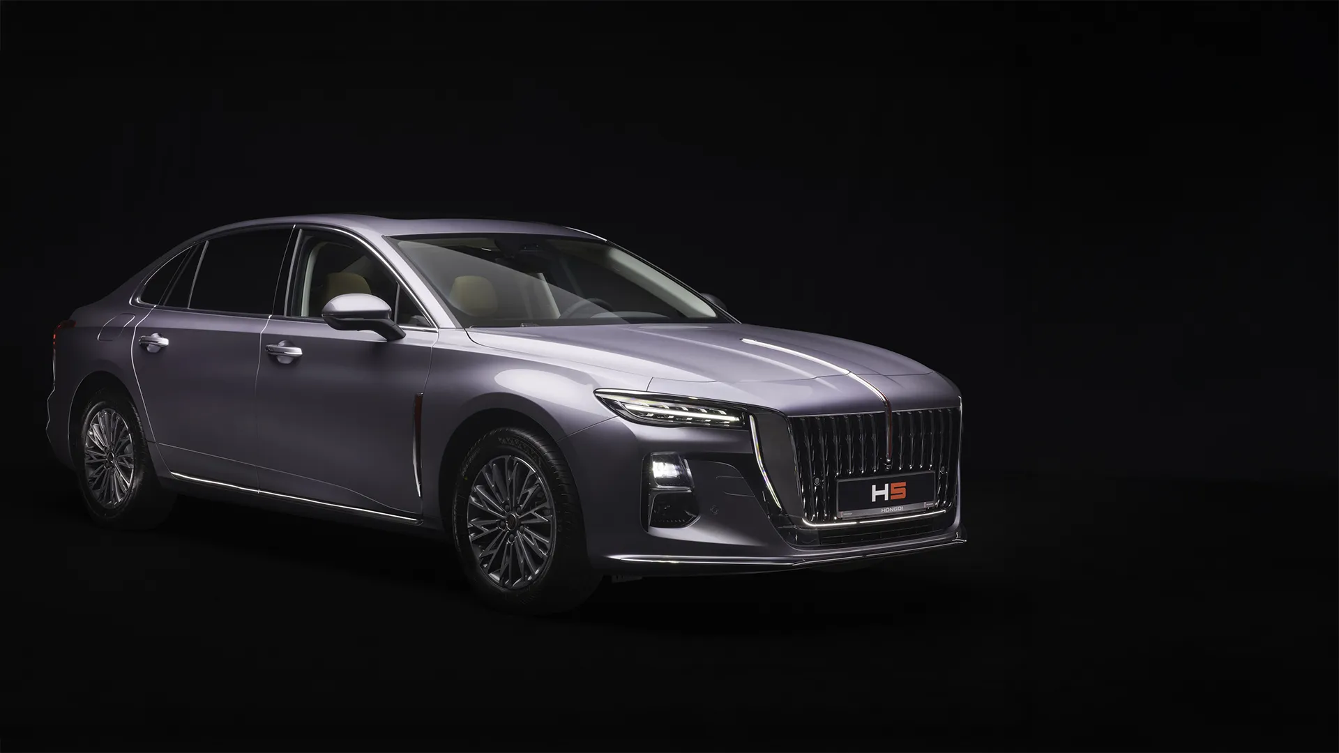 Hongqi H5 в сиво, изглед три четвърти отпред в тъмно студио