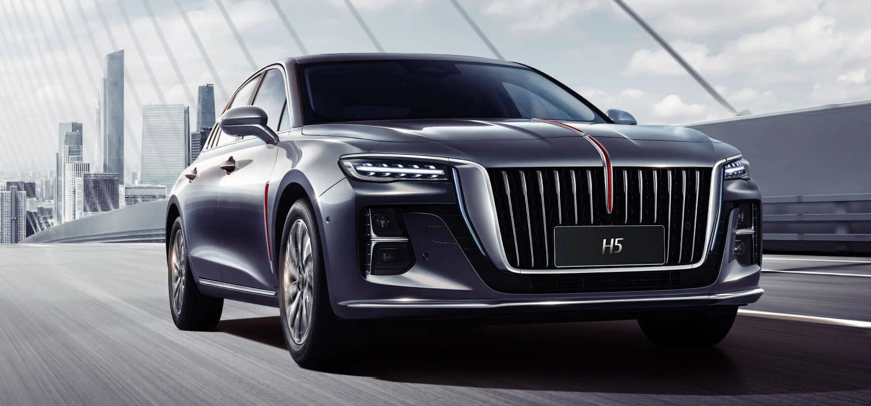 Сив Hongqi H5 на мост над града