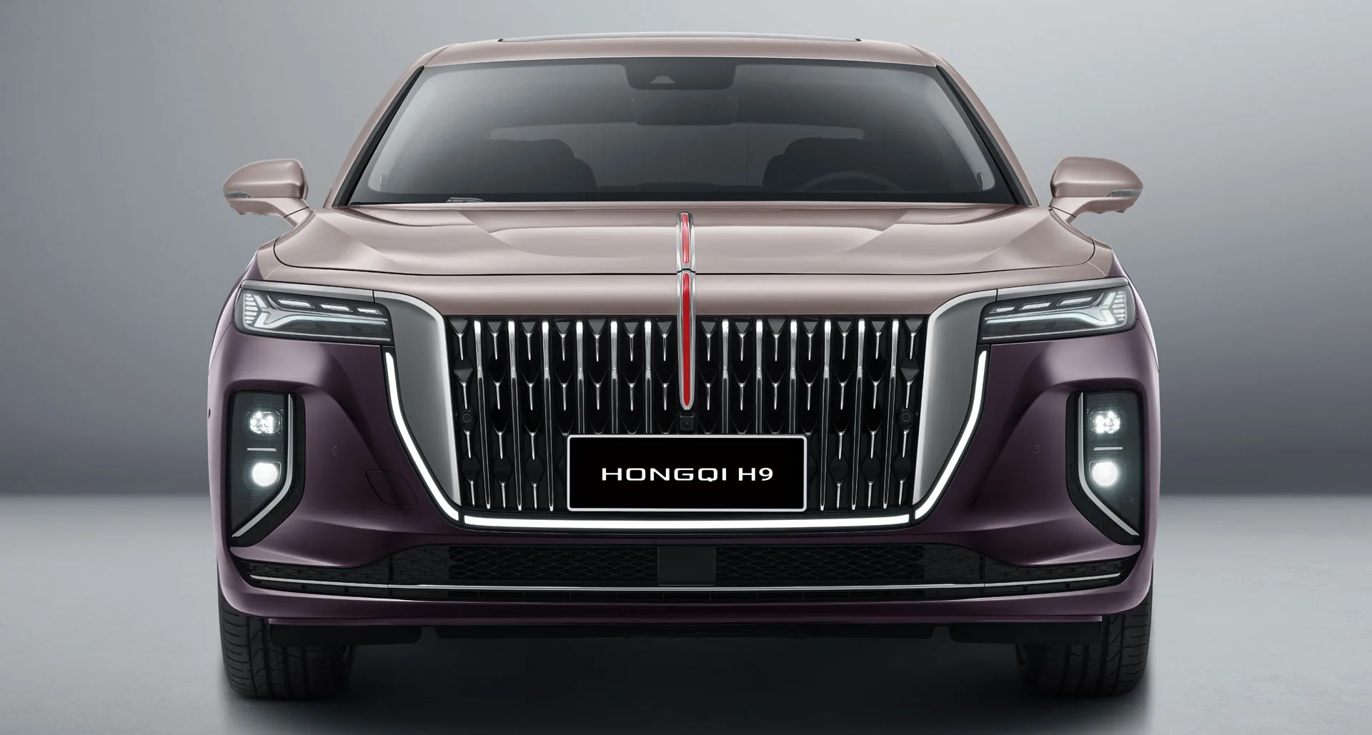 Вертикалната решетка на Hongqi H9 с червената лента по средата