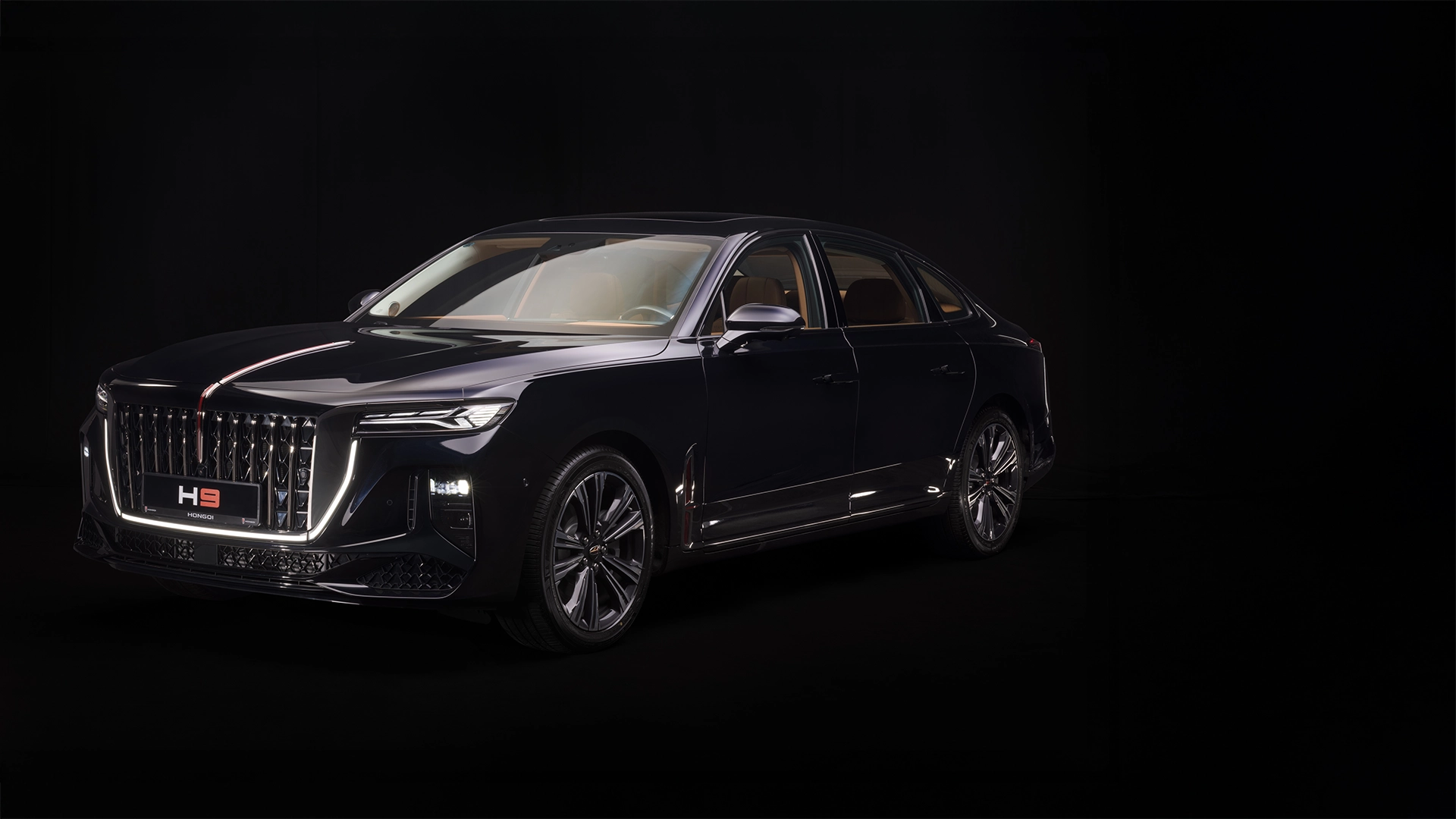 Hongqi H9 в тъмно лилаво, изглед три четвърти отпред в тъмно студио