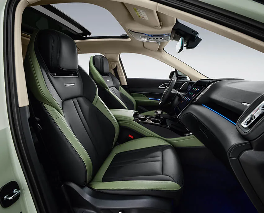 Купето на Hongqi HS3 със зелени ватирани седалки