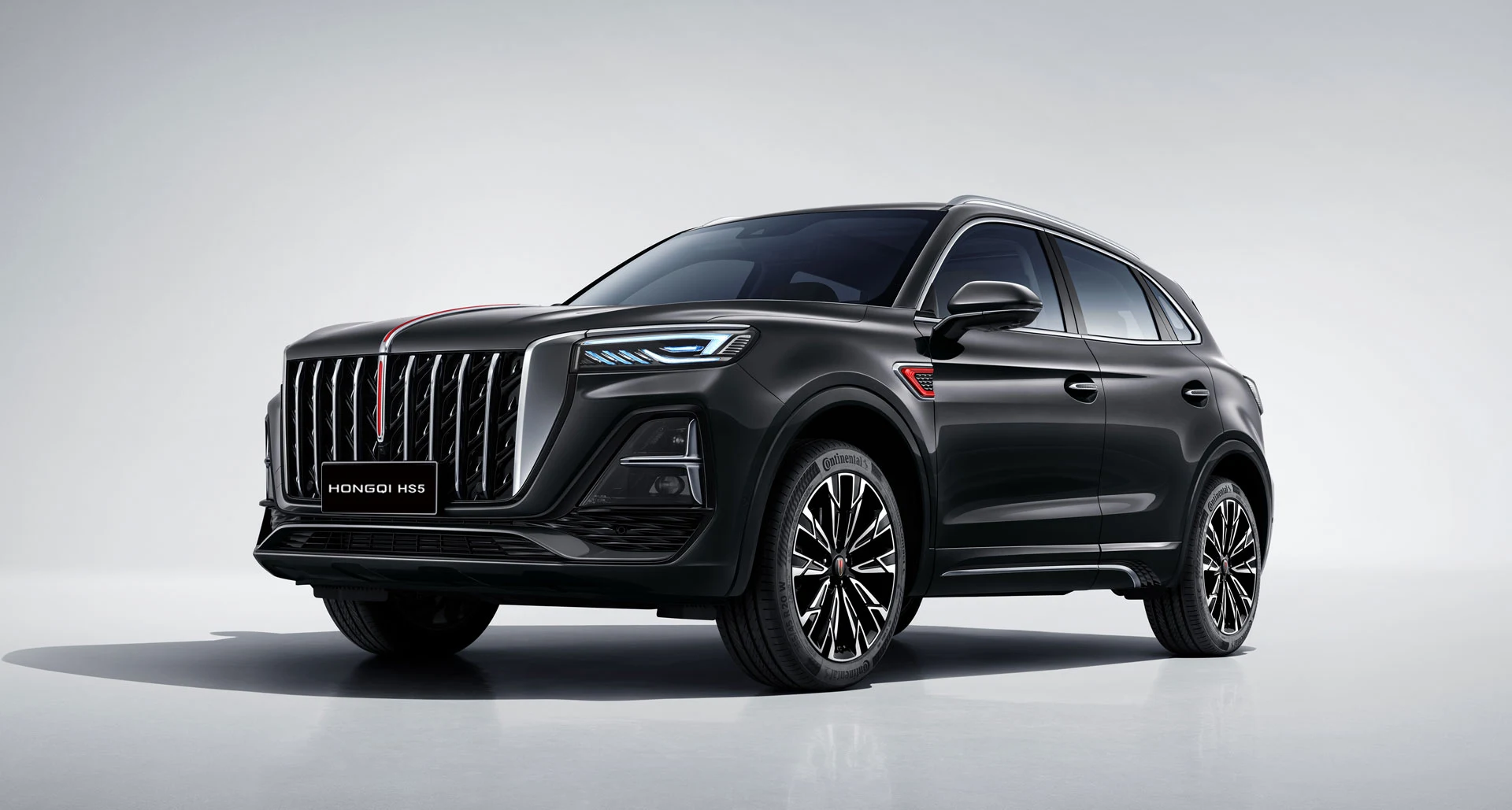 Hongqi HS5 в черно, студийна снимка в три четвърти изглед