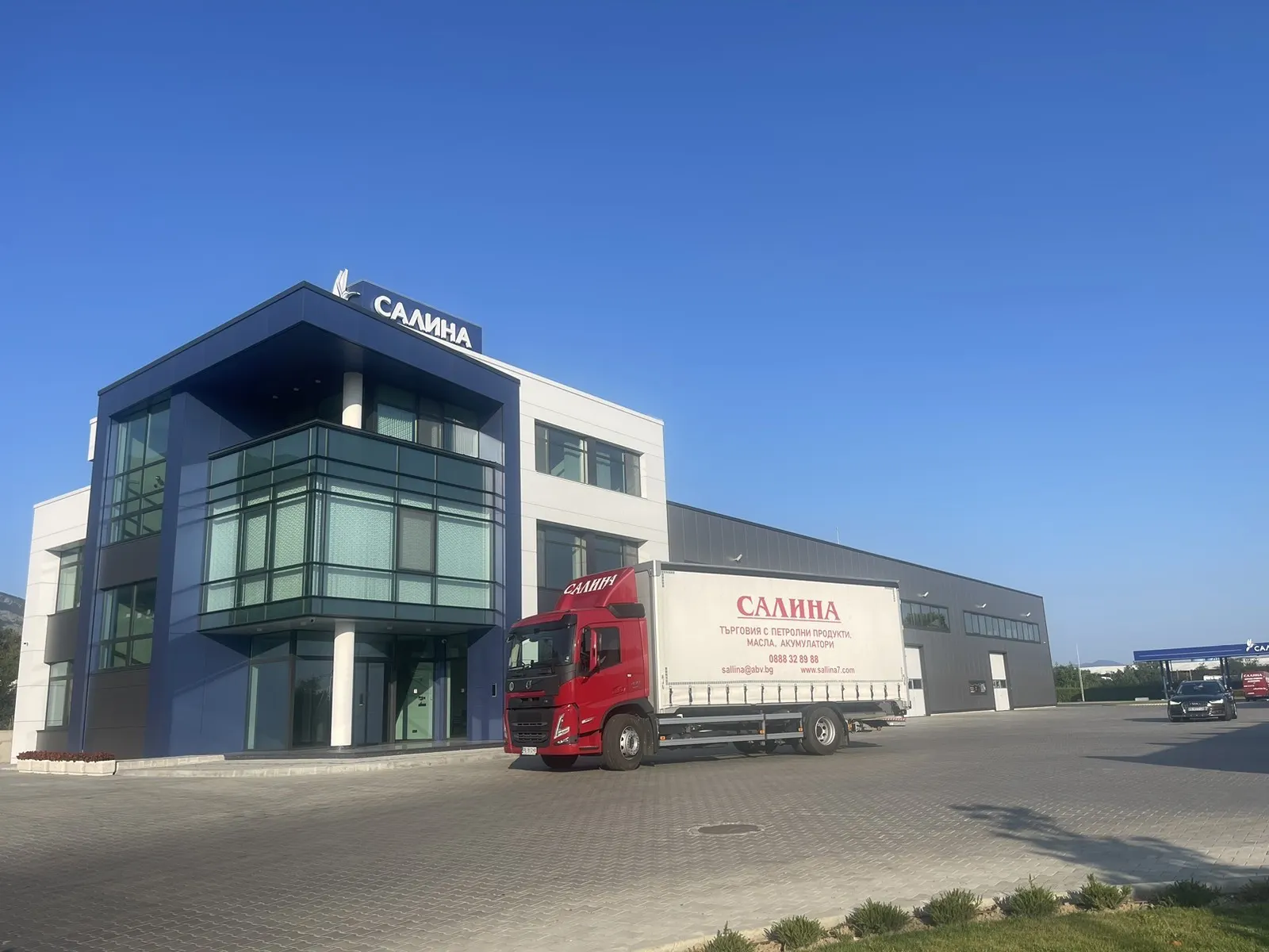Централата на „Салина 7“ в Хисаря с товарен автомобил пред нея