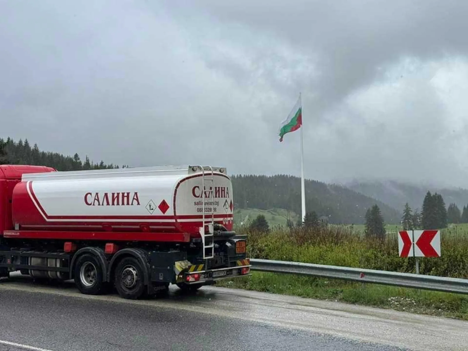 Автоцистерни на Салина на път в планината