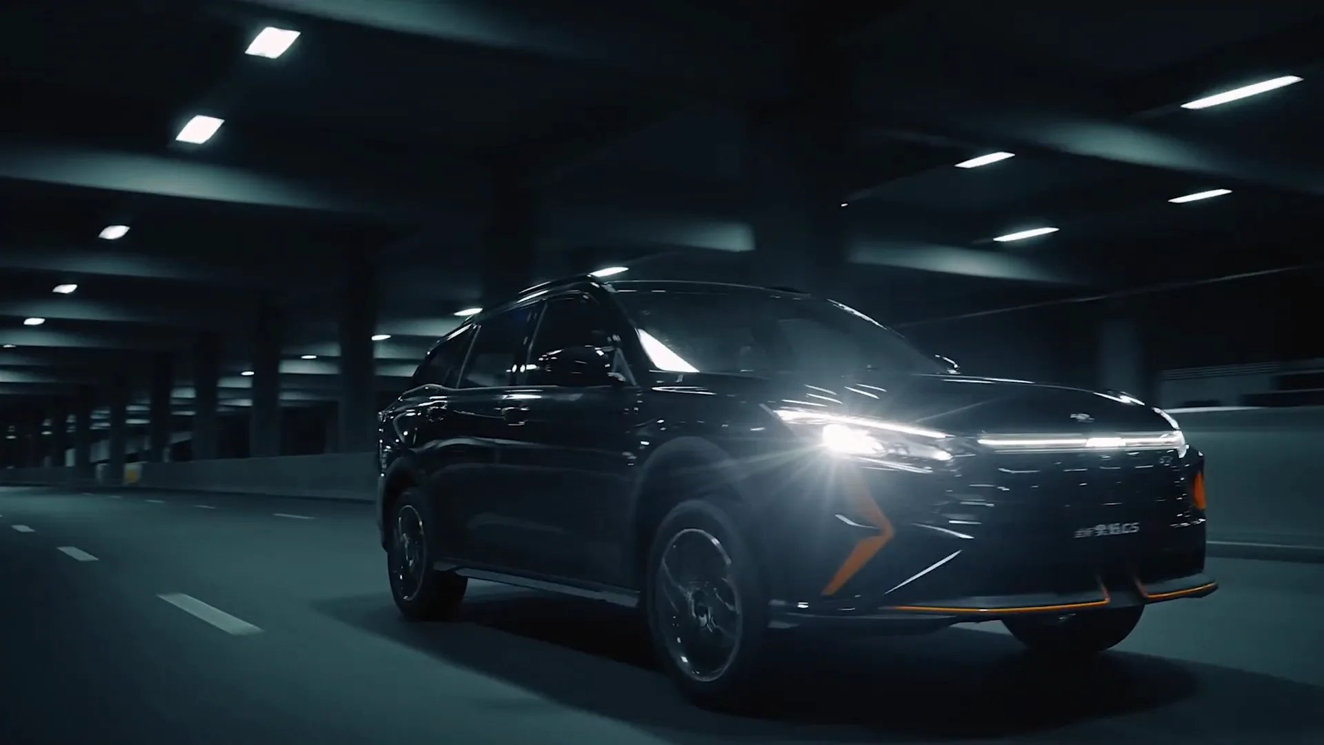 Dongfeng в движение през града нощем